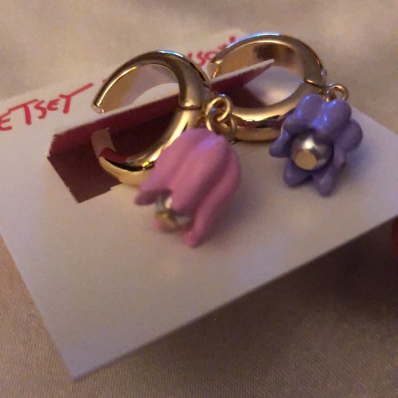 Betsey Johnson Gold Tone Huggie Hoop Earrings Mismatched Tulip Charm NWT - Picture 8 of 13